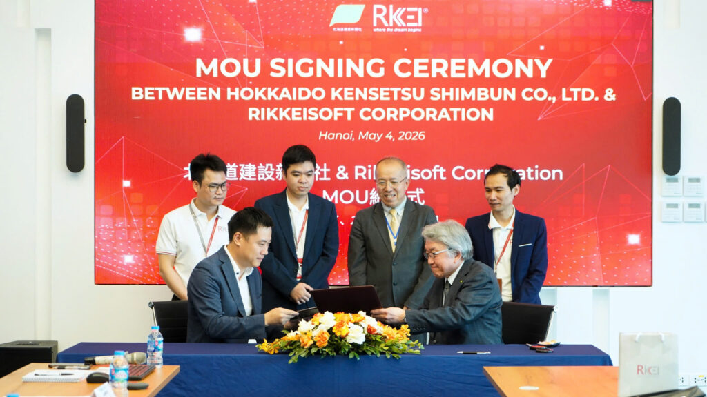 Rikkeisoft et les représentants de Hokkaido Kensetsu Shimbun Co., Ltd. à la cérémonie de signature du protocole d'accord stratégique à Hanoï, Vietnam