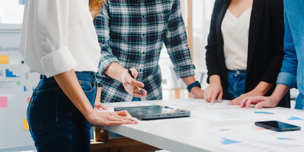 happy-young-asia-businessmen-businesswomen-meeting-brainstorming-ideas-about-new-paperwork-project-colleagues-working-together-planning-success-strategy-enjoy-teamwork-small-modern-office